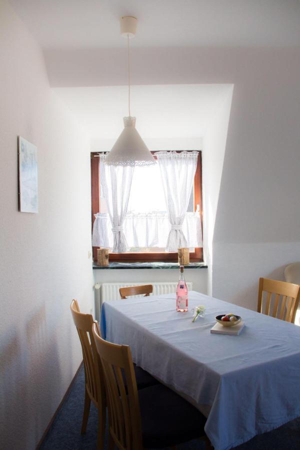 Ferienwohnungen-Neue-Tiefe-Wohnung-Kleiderbuegel Neue Tiefe Fehmarn 외부 사진